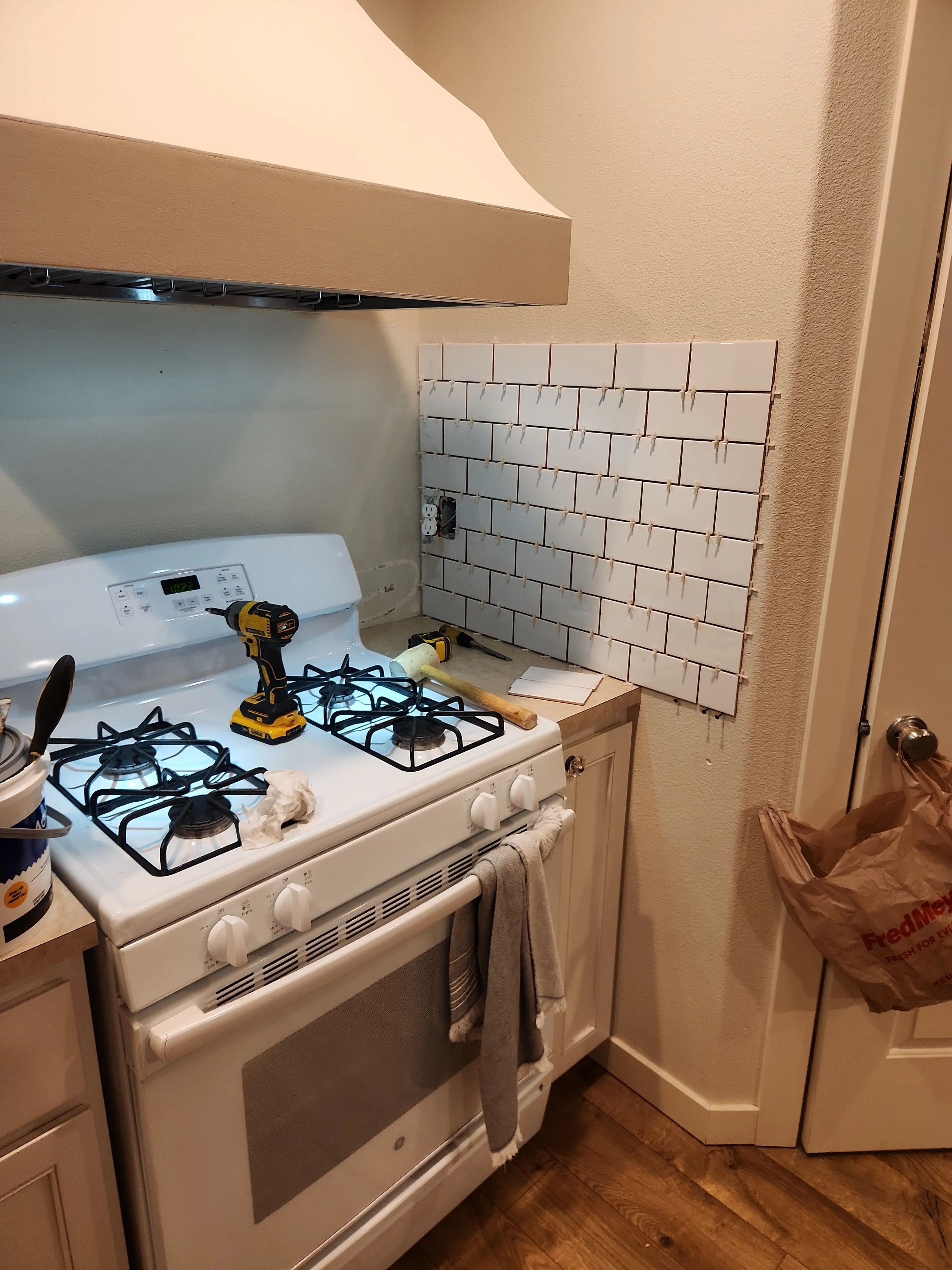 Kitchen backsplash around a range